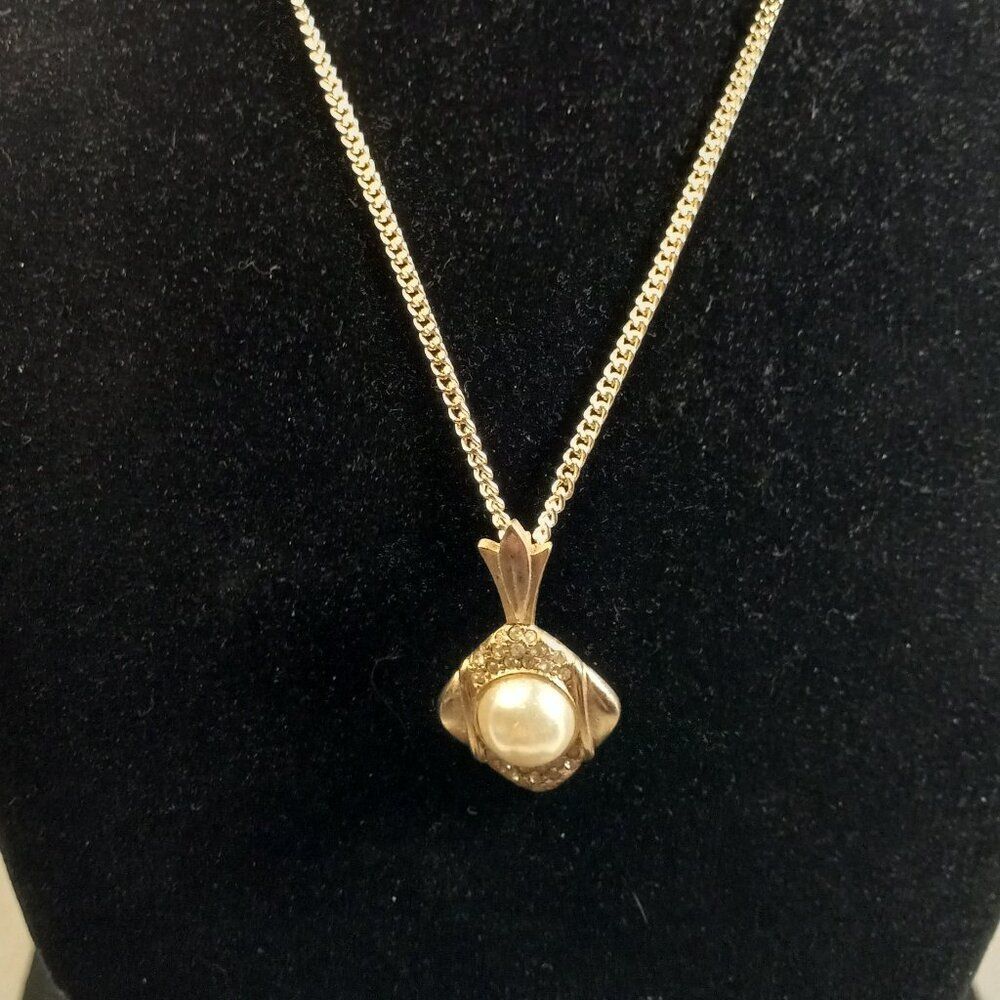 Vintage Pendant Faux Pearl Cabochon Unique Clasp Germany Chain Necklace Chic